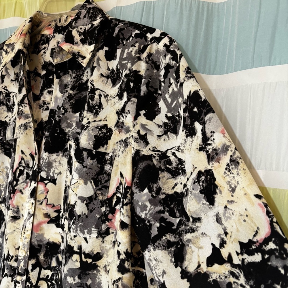 Talbots Women's Abstract Floral Button-Down Shirt - Black, Pink, White Sz 10 - Picture 3 of 9